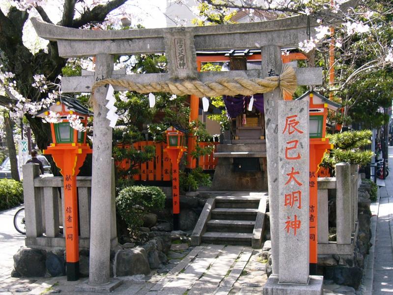 技芸上達のご利益がある辰巳大明神