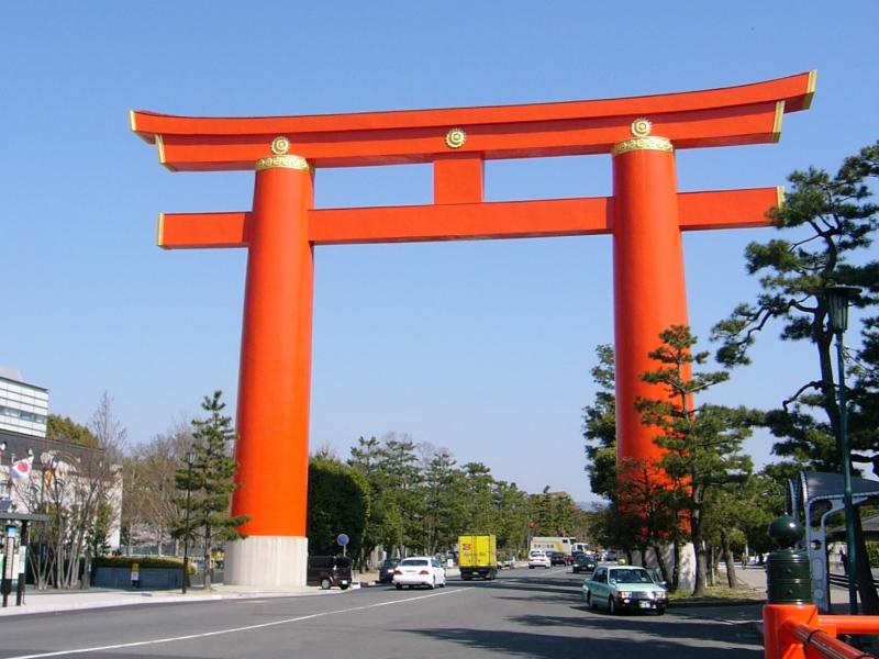 神宮道を北へ進むと見えてくる大鳥居