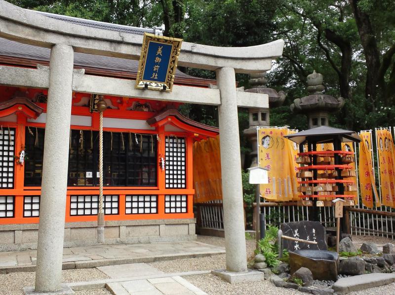 境内の美御前社は美人祈願のご利益がある