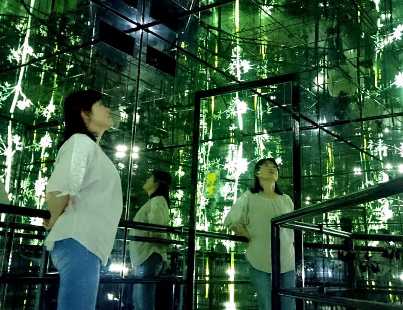 「彫刻鏡の部屋」にも人が入れます