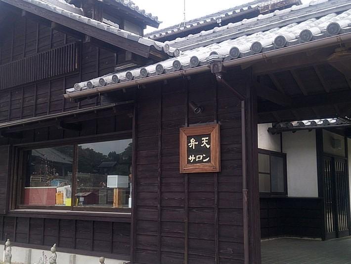 『弁天サロン』佐久島の文化交流の拠点で、アートも展示されているサロンです