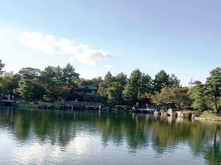 「龍仙湖」は池泉回遊式の庭園の中心的存在です