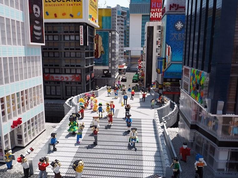 ミニランドでは、大阪の心斎橋を歩いている人々もレゴで再現しています