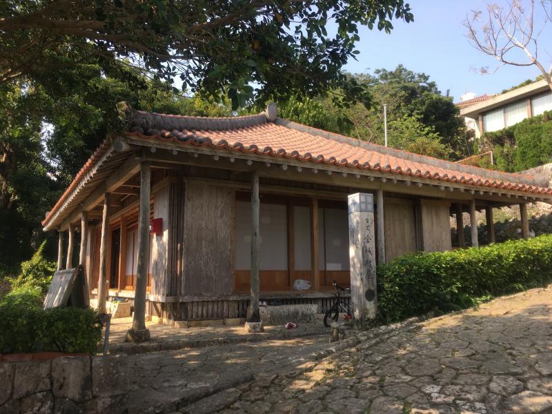 かつて村屋だった建物。今は憩いの場に