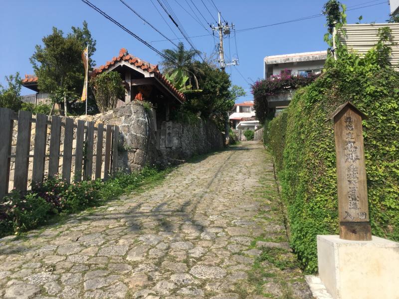 ここまで降りてきたら石畳道は終点。折り返してもう一度石畳道を上りましょう