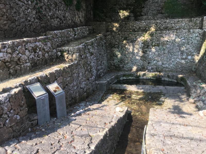 みんなが大切に使ってきた金城大樋川は、今も澄んだ水を湛えています