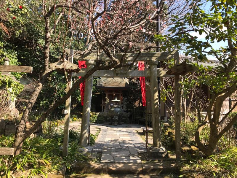 階段の右側には大蔵弁財天堂があります