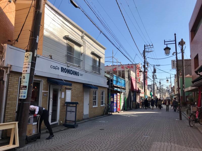 入ってすぐ左にある老舗の喫茶店「カフェ・ロンディーノ」