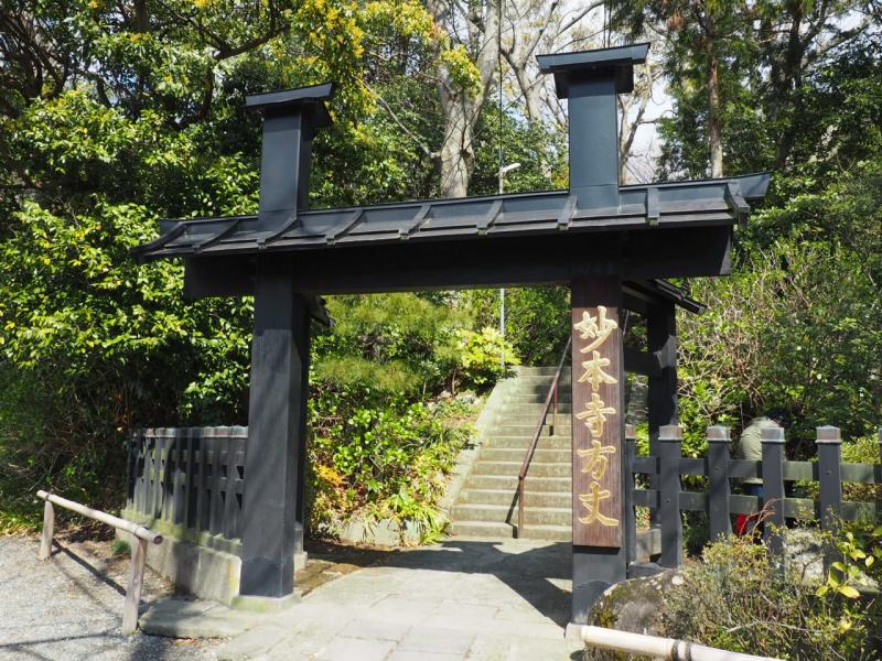 方丈門をくぐって階段を登ります