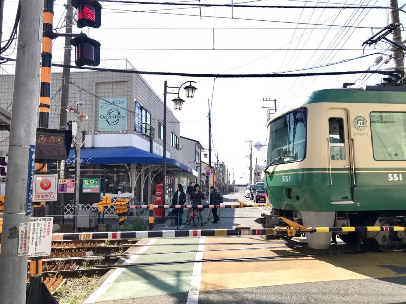 江ノ電の線路を渡ると海へ行けます