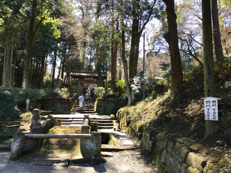 浄智寺の入り口は趣のある石段になっています