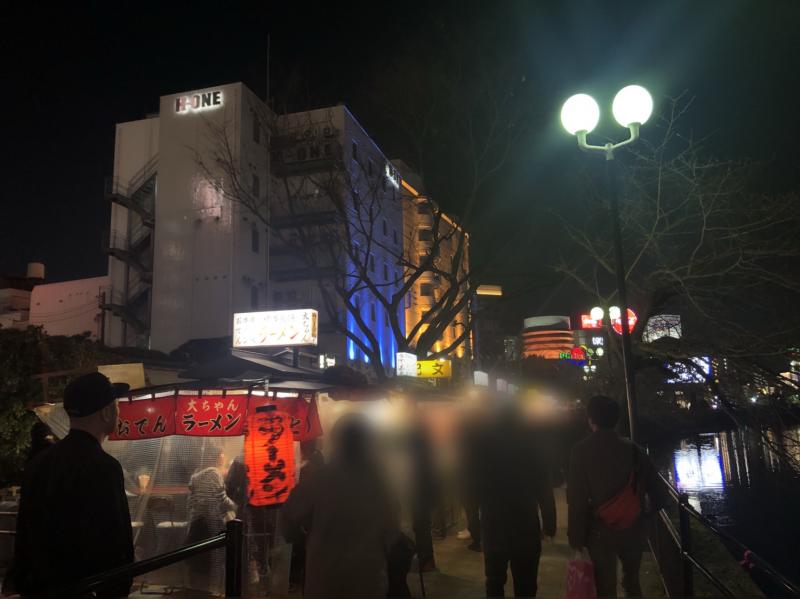 中洲屋台-平日でも多くのお客さんが訪れます