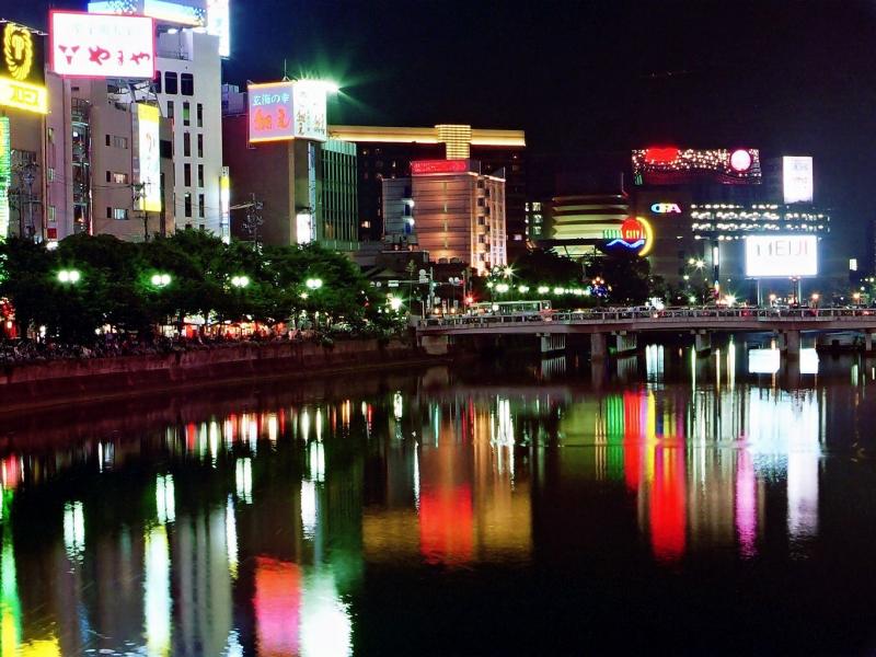 中洲屋台-屋台の明かりが川面に映えます