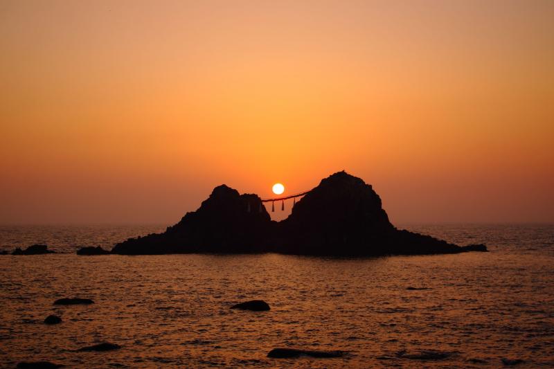 糸島-夕暮れの時の夫婦岩