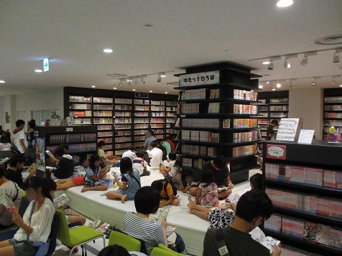 北九州市漫画ミュージアム-リラックスして漫画を楽しめる閲覧スペース