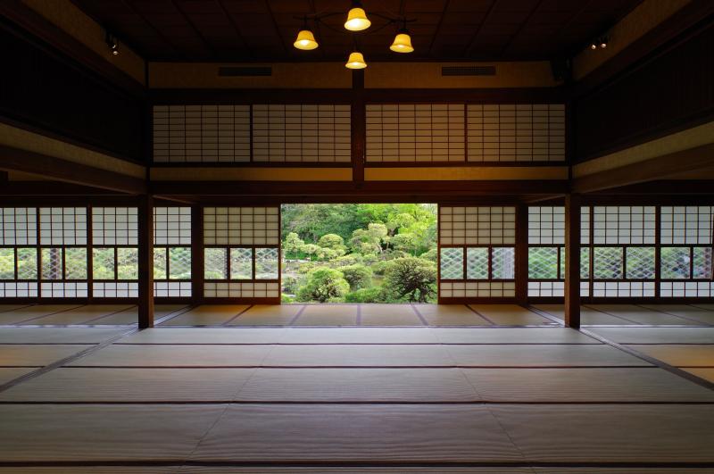 柳川藩主立花邸（御花）-大広間の障子に切り取られた庭先