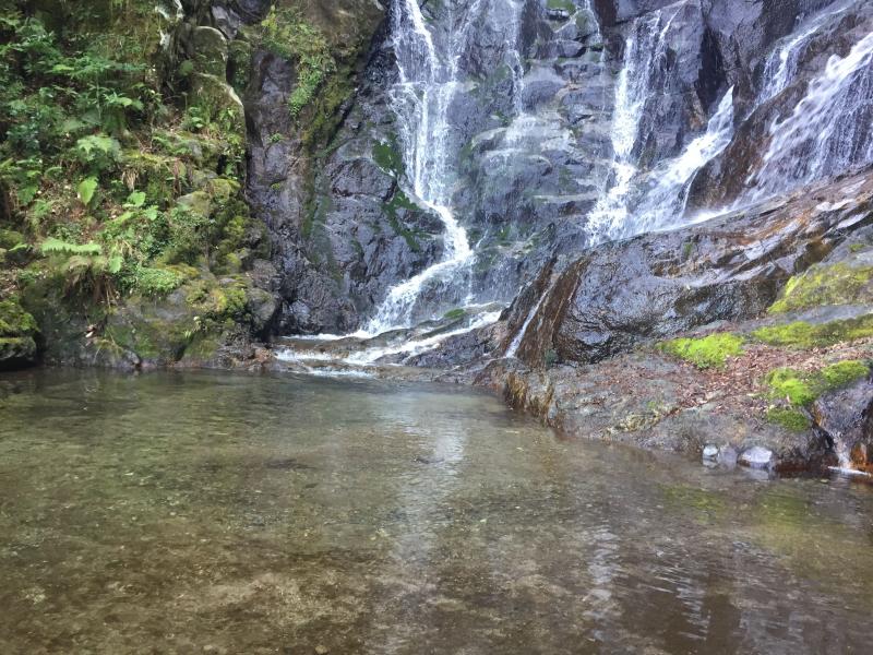 糸島-滝の水は底が見えるほどに澄んでいる