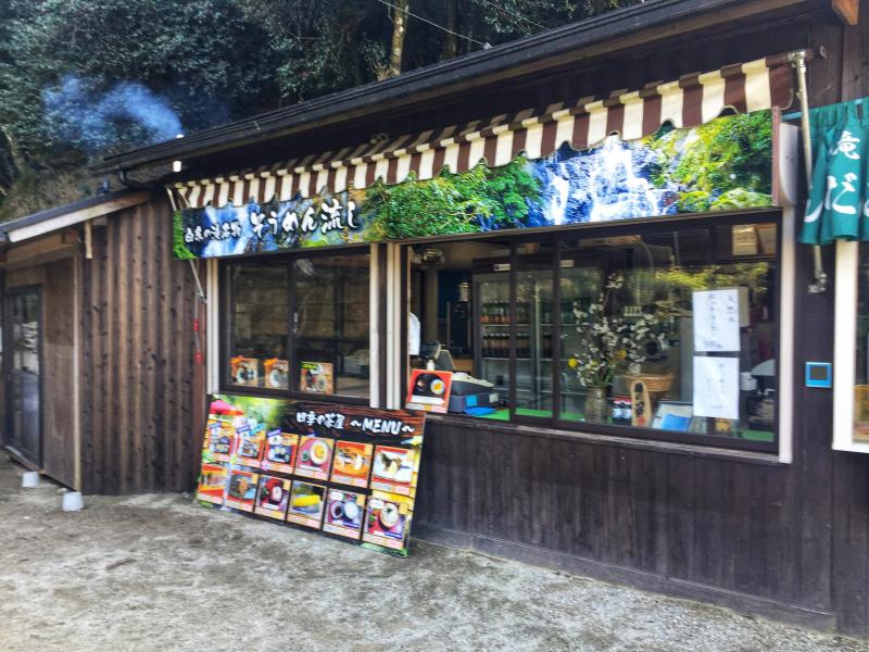 糸島-滝の横にある食事処「四季の茶屋」。そうめん流しも有名で夏場は涼を求めるお客さんで賑わいます