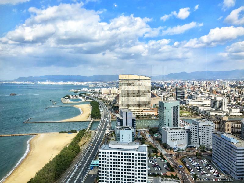 福岡タワー-空と海の青さが美しい