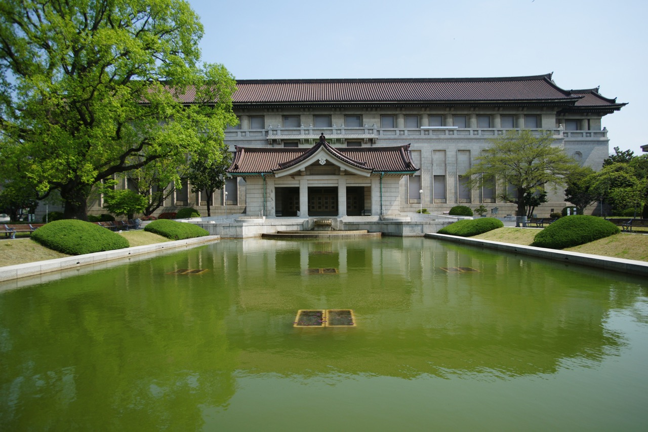 池との調和が美しい本館