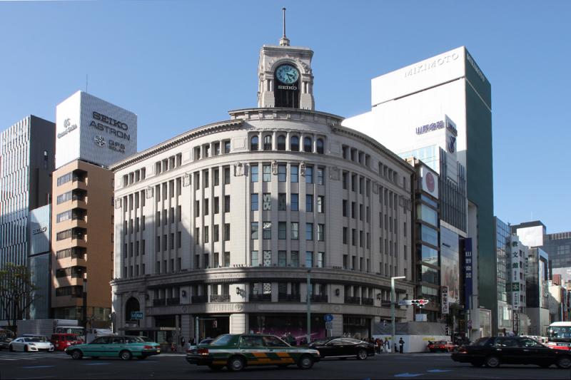 4丁目交差点の目印は和光本店の時計塔