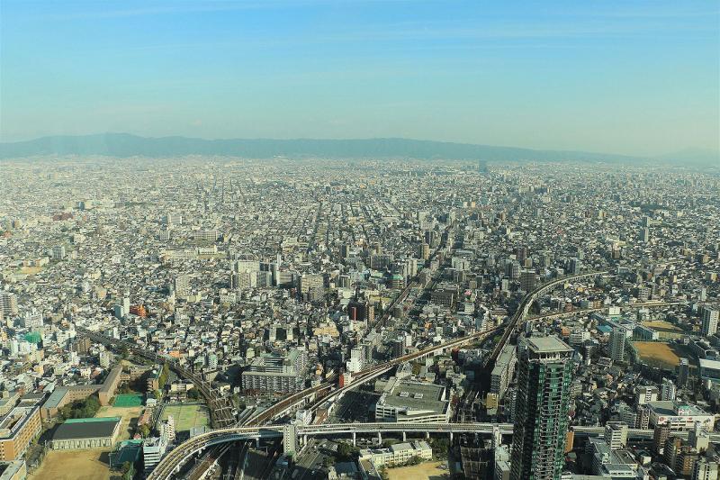 生駒山地や六甲山系、瀬戸内海や四国まで見渡せる