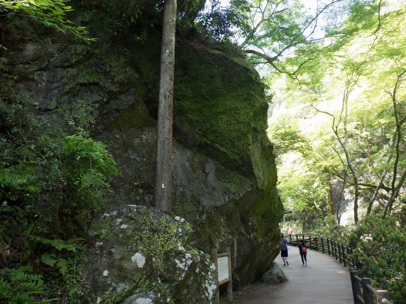 唐人が滝の音に怖気づいて引き返したという唐人戻岩