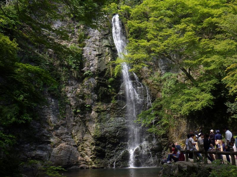 落差およそ33mの美しい滝です