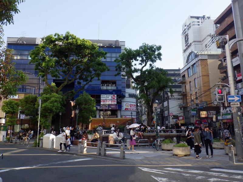 待ち合わせをする人も多い三角公園