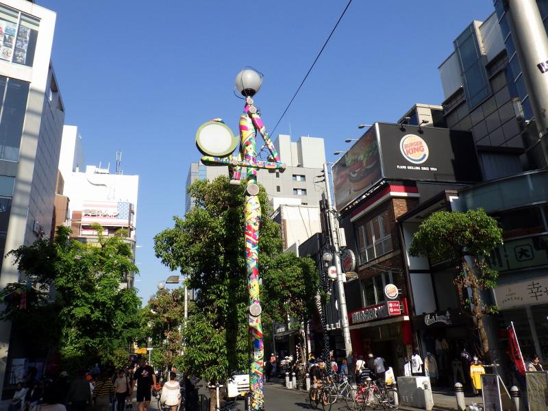 街灯は人型のアート作品。50の個性を競う