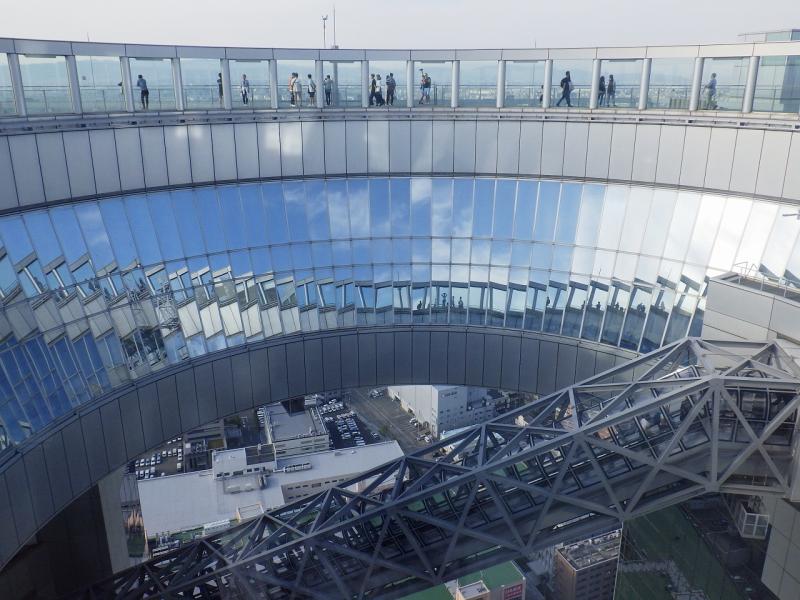 空中庭園展望台から内部を見ると…