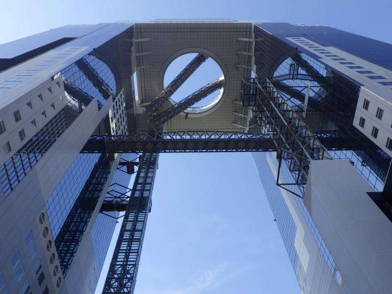 真下から見た空中庭園展望台