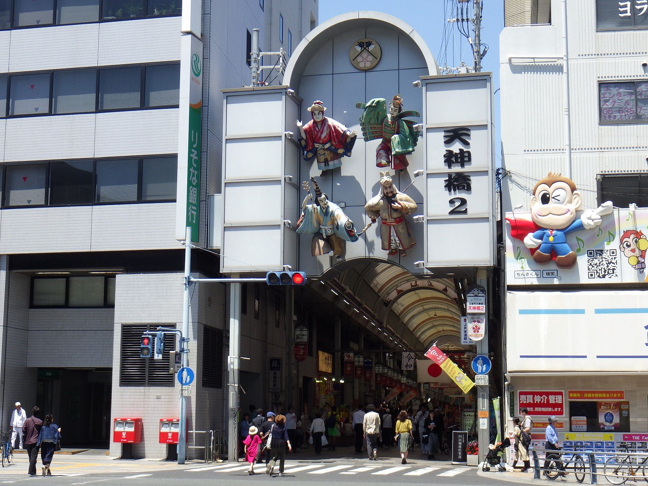 アーケード入口の天神祭の御迎船の人形