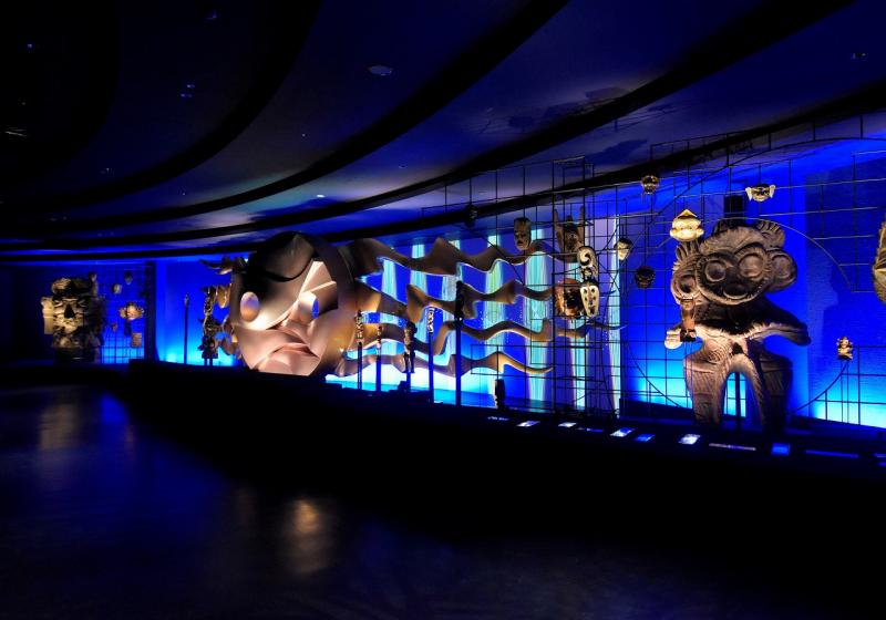 塔の内部に復元された「地底の太陽」