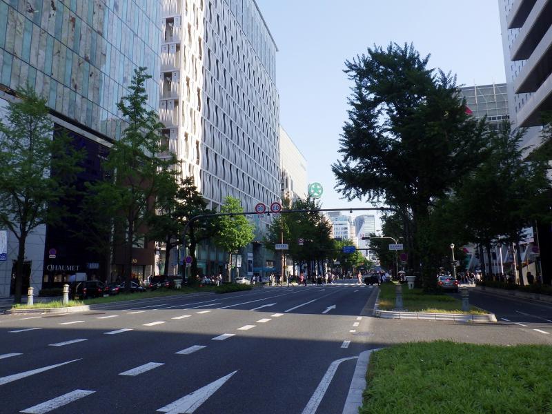 百貨店やブランドショップが建ち並ぶ