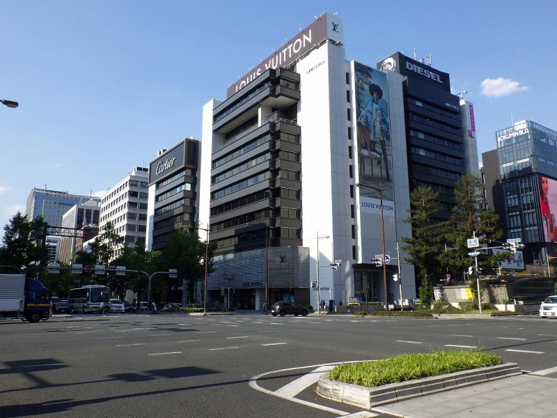 心斎橋近くにはブランドショップが並ぶ