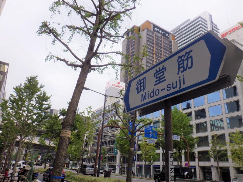 オフィス街を貫く御堂筋。ところどころにあるオブジェとイチョウ並木は市民の癒やしに！