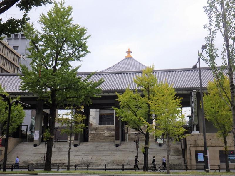 御堂筋沿いにある北御堂（本願寺津村別院）