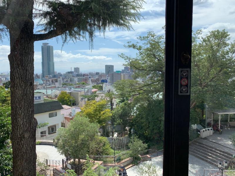 2階から眺める神戸市街の風景