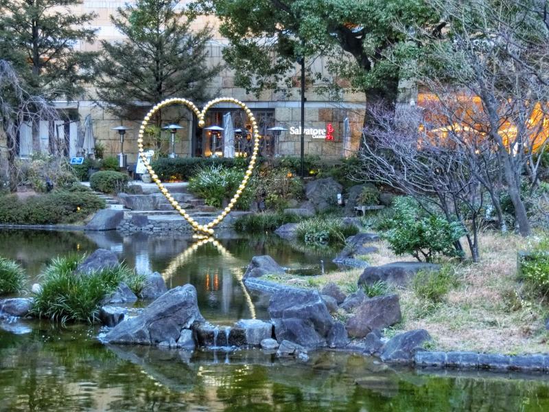 毛利庭園の池に浮かんでいるようなハートのオブジェ