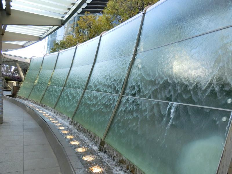 ガラスの壁を滝のように流れる水が涼しげ