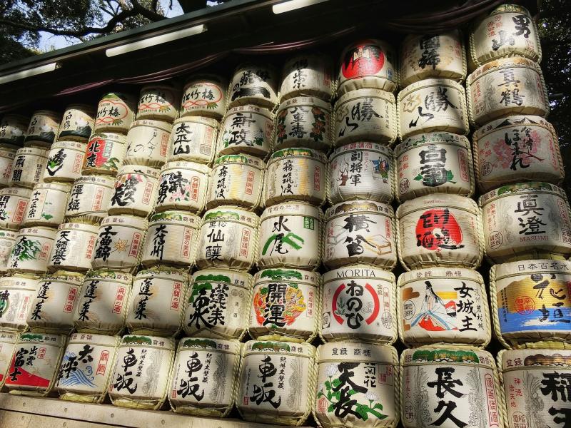 ズラリと並んだ菰樽には4斗（72リットル）ものお酒が入ります