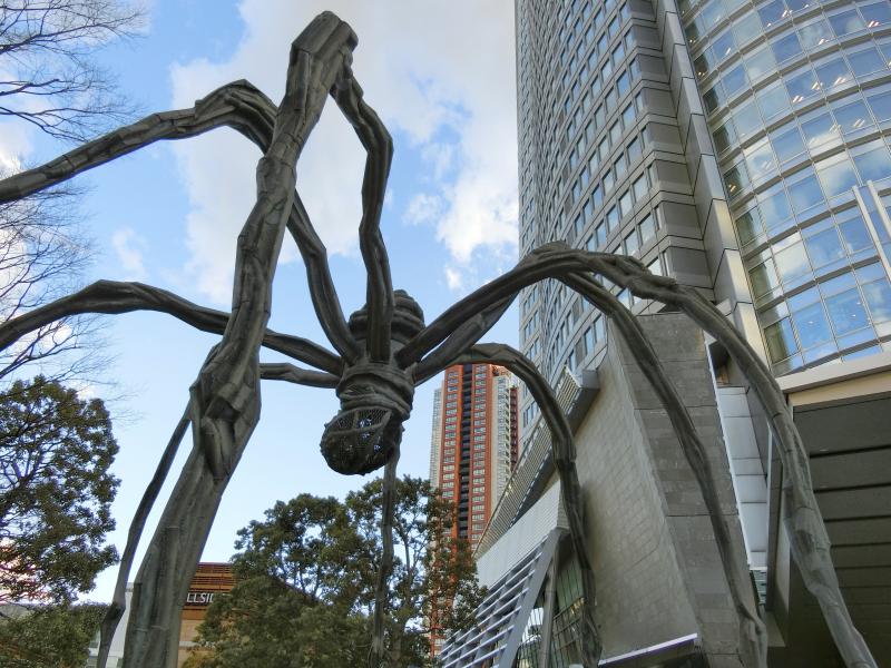 66プラザにある蜘蛛の巨大彫刻『ママン』
