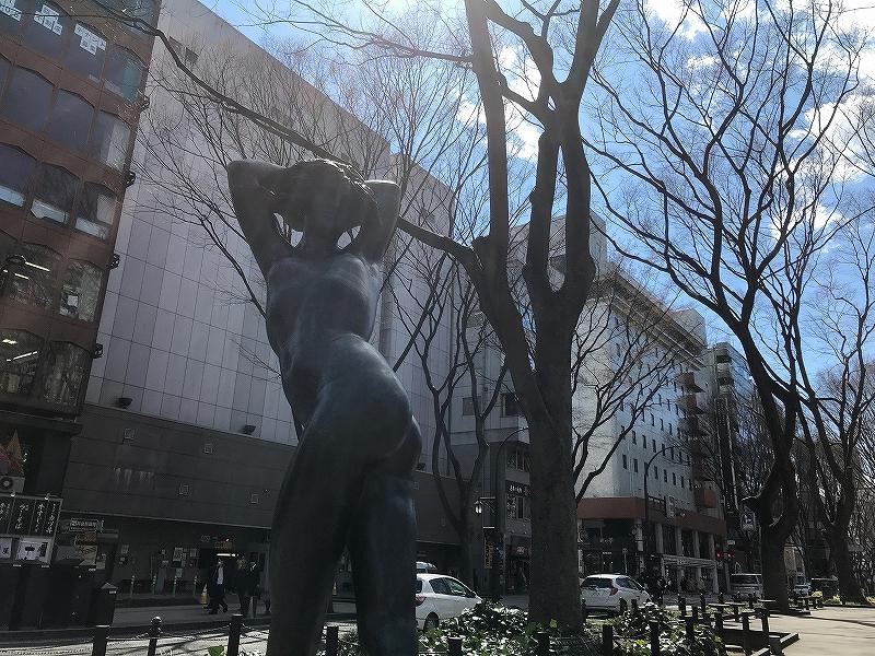 ジョジョ立ち像は間近で見られます