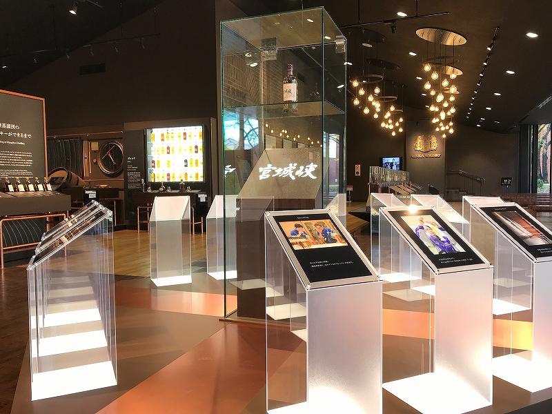 ビジターセンターで見学受付。ウィスキーの香りも楽しめます！