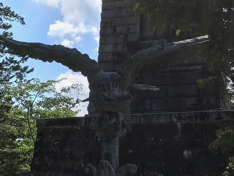 昭忠碑（しょうちゅうひ）。過去の戦争で亡くなった方の慰霊碑です