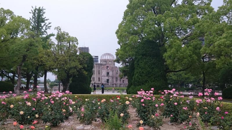 原爆ドームと花畑
