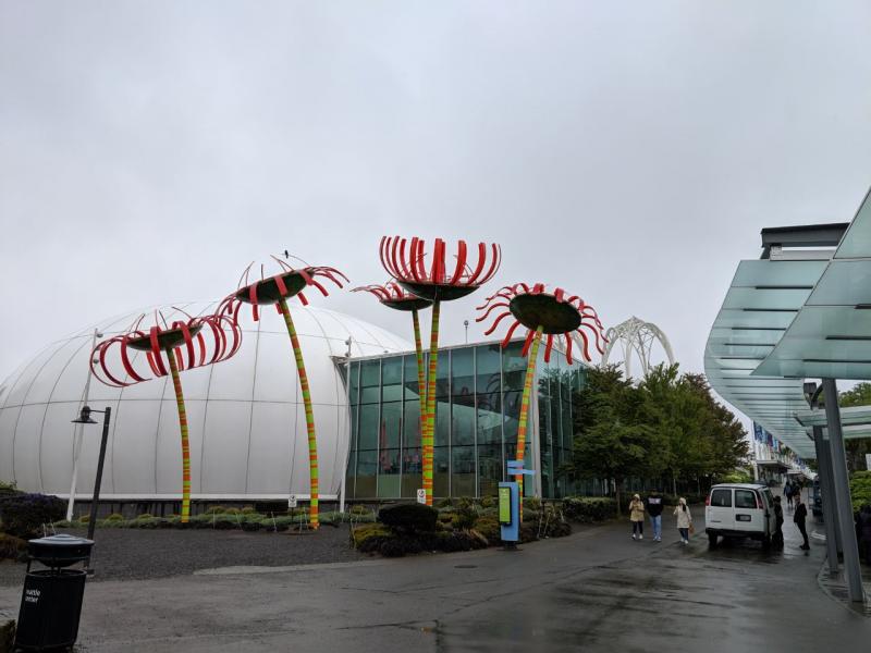 花の巨大ガラスアート