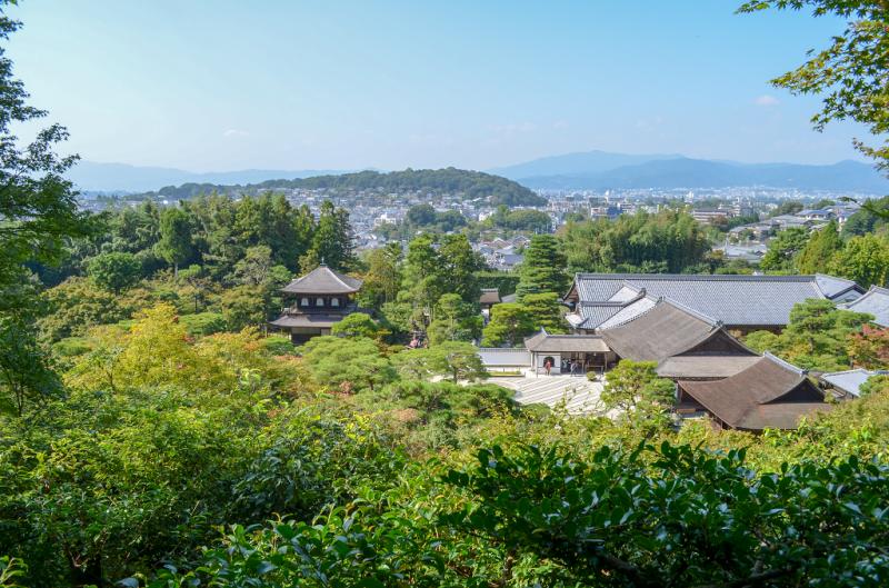 高台から望む銀閣寺の境内
