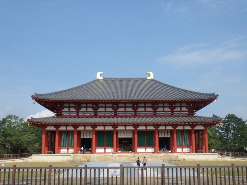 鮮やかな朱の柱が目を引く中金堂